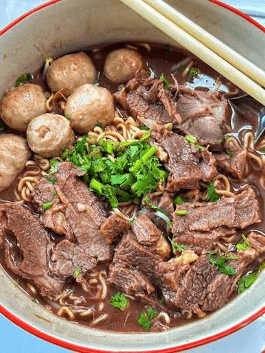 Mixed Beef Noodles with Pig Blood Soup